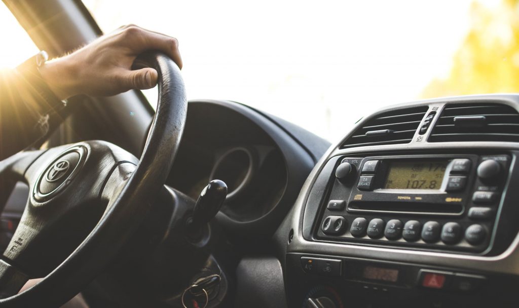 Autoradio installé dans une voiture d'occasion