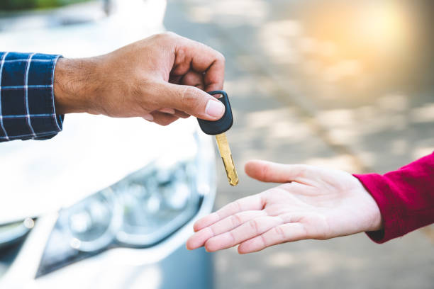 Particulier qui vend sa voiture d'occasion à une jeune femme