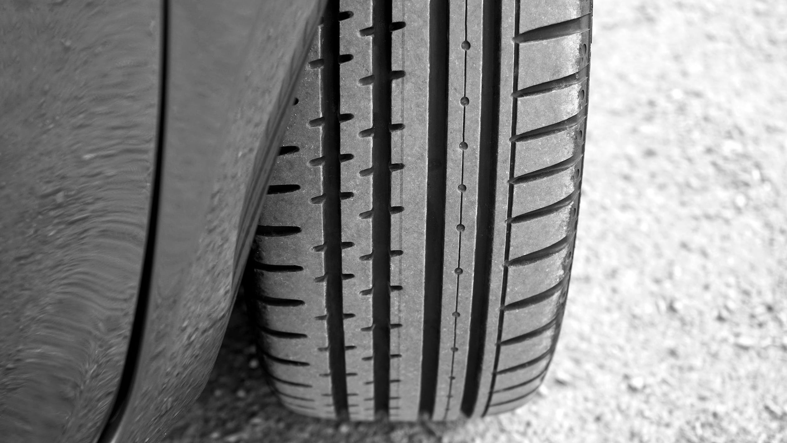 Gros plan sur un pneu de voiture d'occasion en bon état